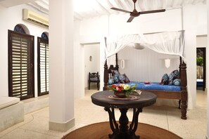 In-room safe, individually furnished, desk - Shooting Star Boutique Hotel (Kiwengwa)