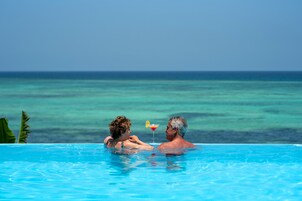 2 室外游泳池，无边泳池，池畔遮阳伞，日光浴躺椅