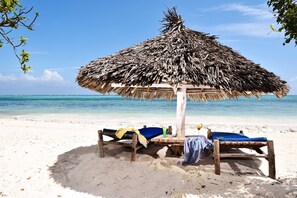 Private beach, white sand, beach umbrellas, beach towels - Shooting Star Boutique Hotel (Kiwengwa)