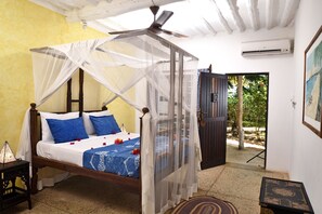 Habitación doble estándar, 1 habitación, vista al jardín | Caja de seguridad en la habitación, muebles diferentes y escritorio 