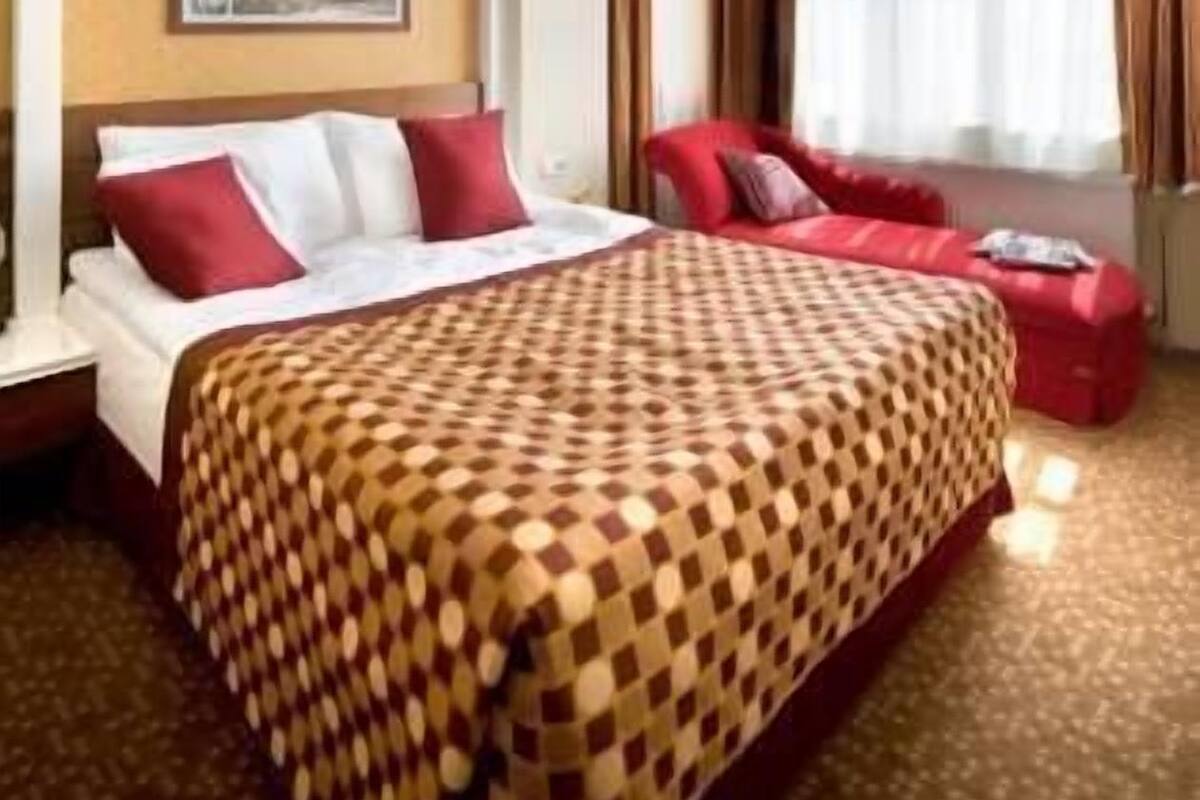 In-room safe, free WiFi