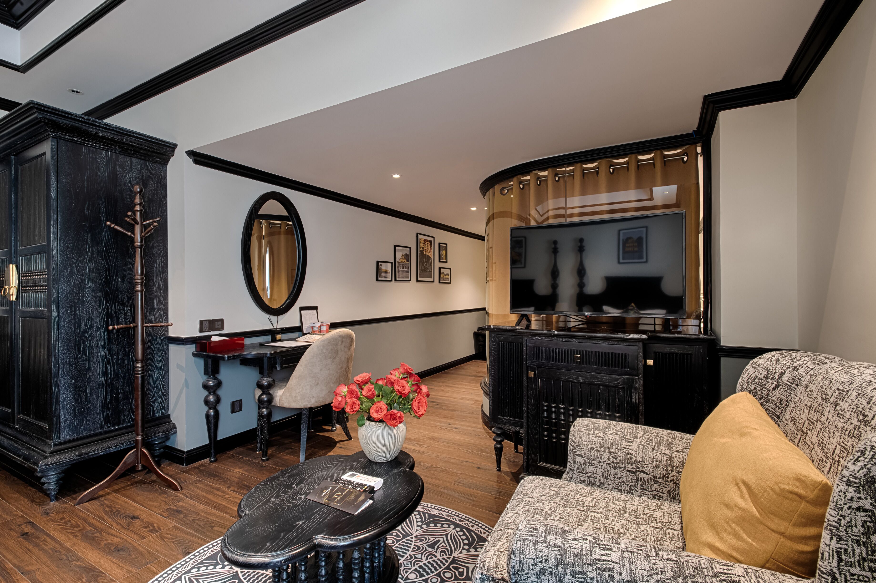 suite twin with bathtub incl afternoon tea | living area | flat-screen tv