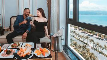 King Sea View incl Afternoon Tea | Minibar, in-room safe, desk, blackout drapes