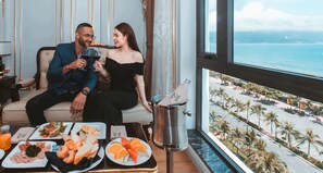 客房, 1 張特大雙人床, 海景 (include Afternoon Tea) | 迷你吧、客房內保險箱、書桌、遮光布/窗簾