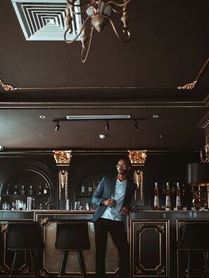 Poolside bar - Monarque Hotel (Da Nang)