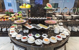 Café da manhã completo todos os dias mediante uma taxa