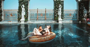 Outdoor pool, sun loungers - Monarque Hotel (Da Nang)