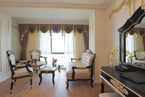 客房, 1 張特大雙人床, 海景 (include Afternoon Tea) | 起居區 | 平面電視