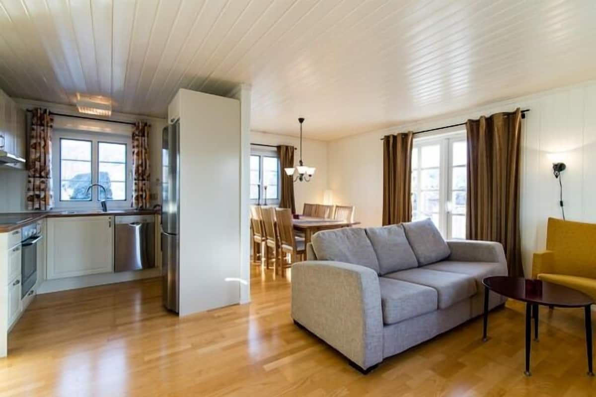 Norlandshouse 3 Bedrooms | Olohuone | 32–tuumainen televisio, jossa kaapelikanavat