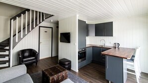 Eine moderne Küche mit Einbauofen und einer Holz Arbeitsplatte.