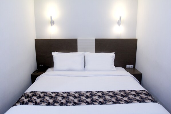 Ropa de cama de alta calidad, escritorio y sistema de insonorización