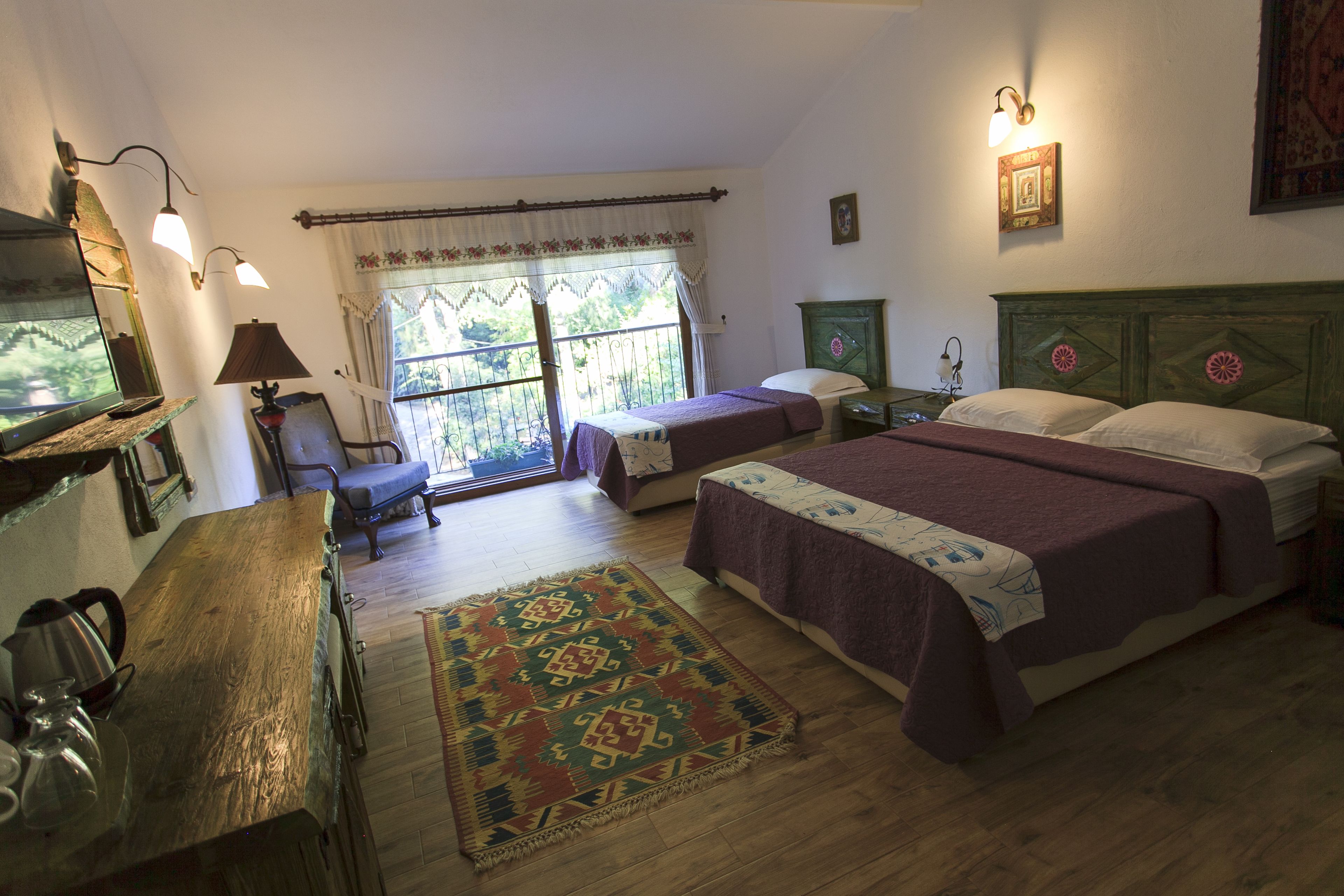 Un dormitorio con dos camas individuales, un aparador de madera, un escritorio y una ventana con cortinas.