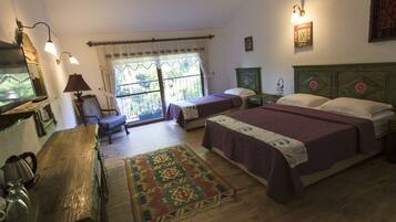 Un dormitorio con dos camas individuales, un aparador de madera, un escritorio y una ventana con cortinas.