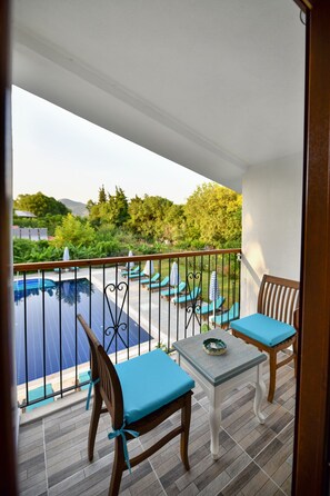 Habitación superior | Ropa de cama de alta calidad, minibar, caja fuerte