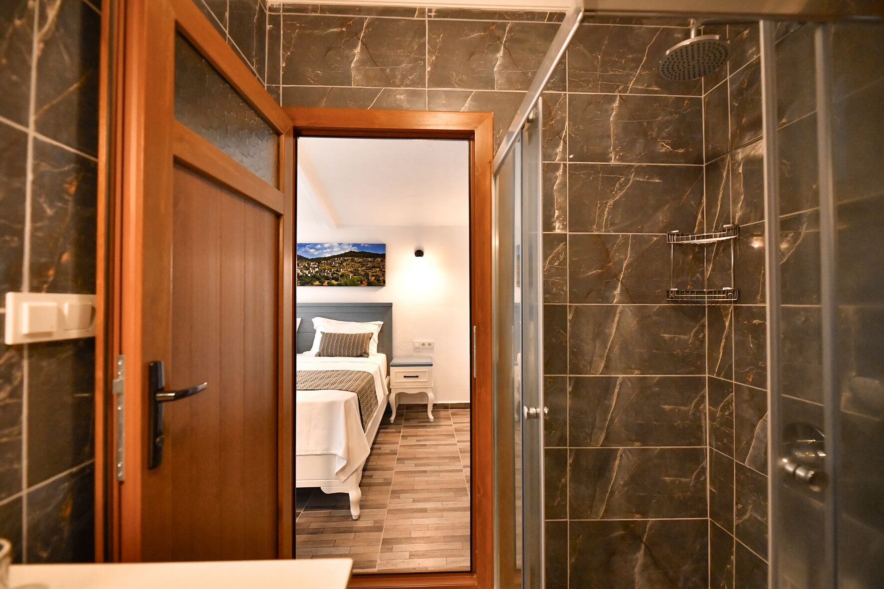 Hochwertige Bettwaren, Minibar, Zimmersafe, individuell dekoriert
