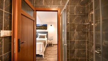 Hochwertige Bettwaren, Minibar, Zimmersafe, individuell dekoriert