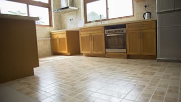 Full-size fridge, microwave, oven, stovetop