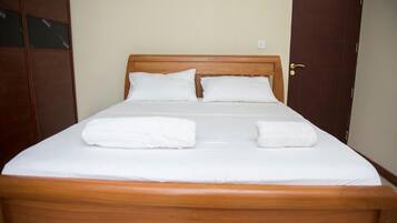 高档床上用品、办公桌、熨斗/熨衣板、免费 WiFi