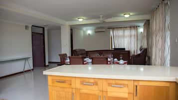 Full-size fridge, microwave, oven, stovetop