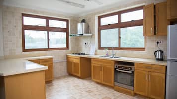 Full-size fridge, microwave, oven, stovetop