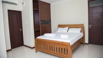 Premium bedding, desk, iron/ironing board, free WiFi
