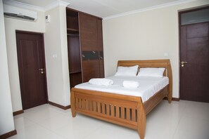 Premium bedding, desk, iron/ironing board, free WiFi