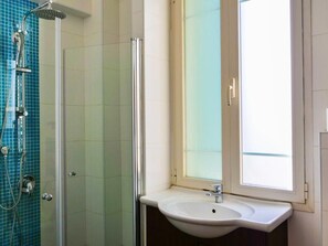 Shower, free toiletries, towels - TLV Urban Life Style (Tel Aviv)