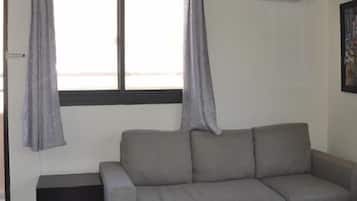 Cobertura exclusiva, 1 cama Queen, vista para a cidade | Sala de estar | TV de tela plana