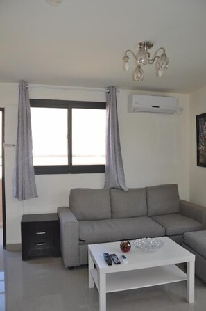 Exclusive Penthouse, 1 Queen Bed, City View | Living room - TLV Urban Life Style (Tel Aviv)