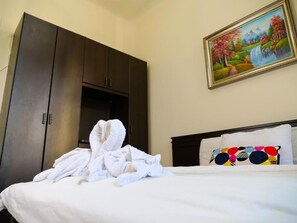 Premium bedding, desk, soundproofing, free WiFi