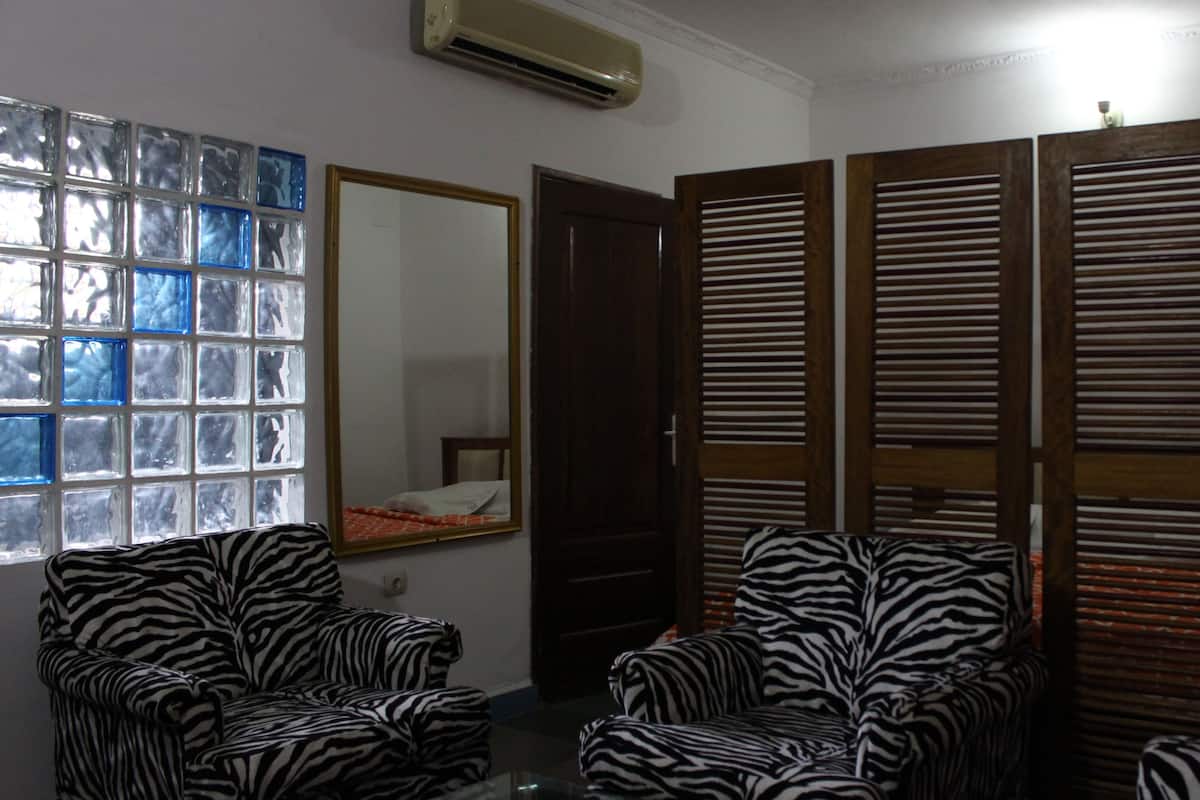 suite | living room | flat-screen tv