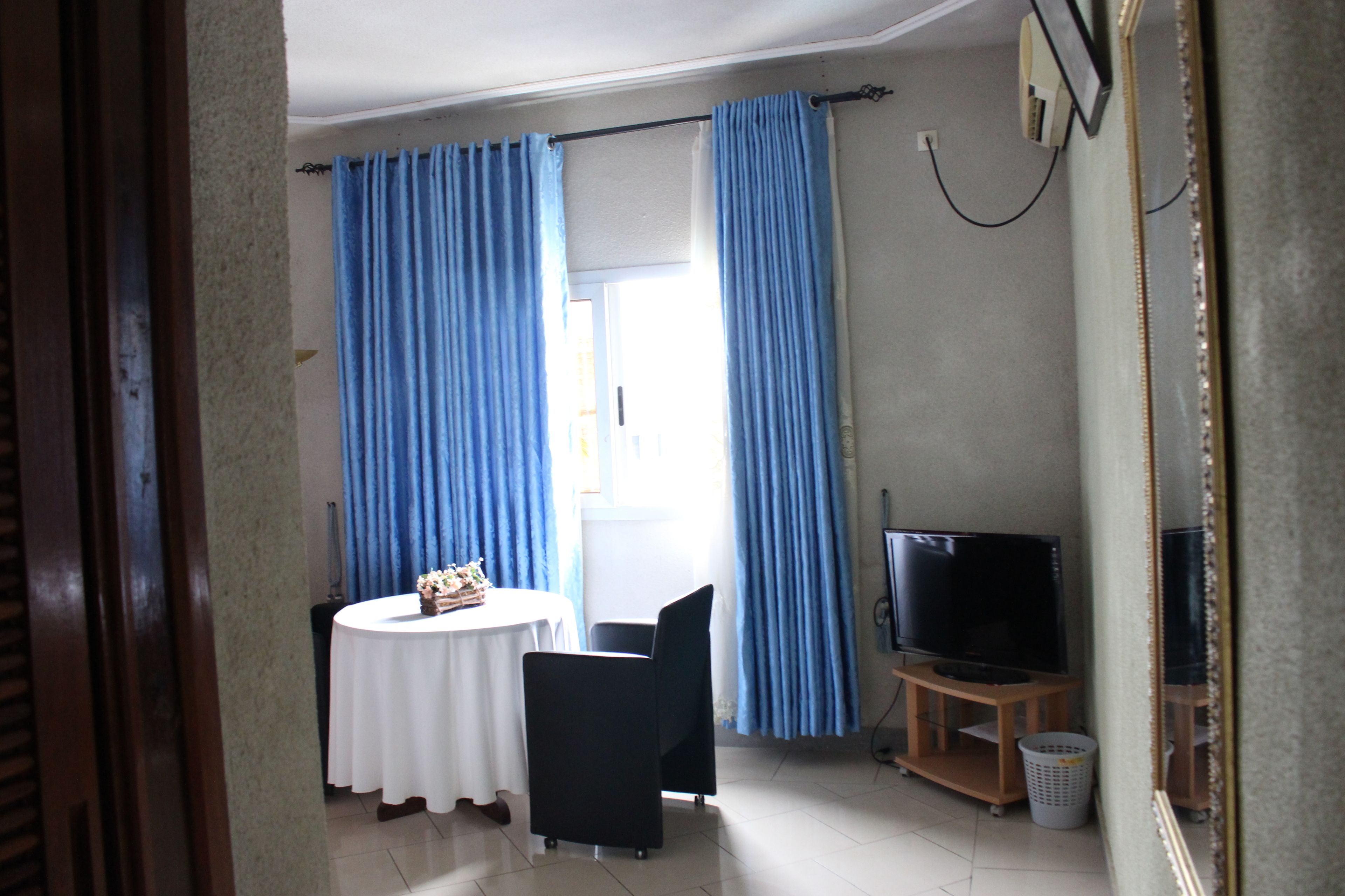 deluxe double room | living room | flat-screen tv