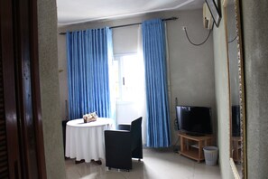 Deluxe Double Room | Living room | Flat-screen TV - Jet Hôtel (Douala)