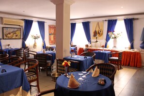 Frühstück, Mittagessen, Abendessen, lokale und internationale Küche