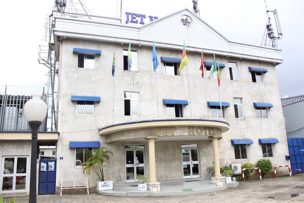 Vista frontal de la propiedad