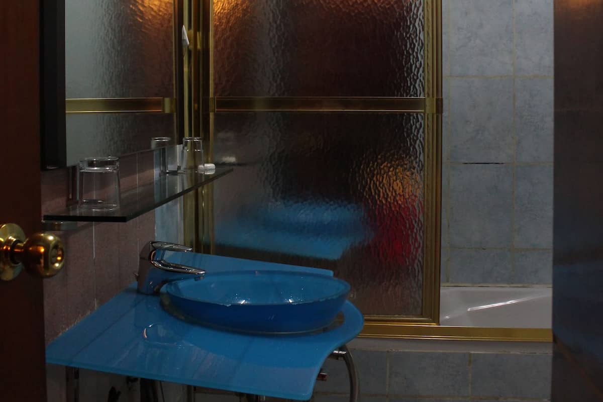 superior room | bathroom | towels