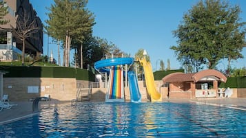 4 indoor pools, 2 outdoor pools