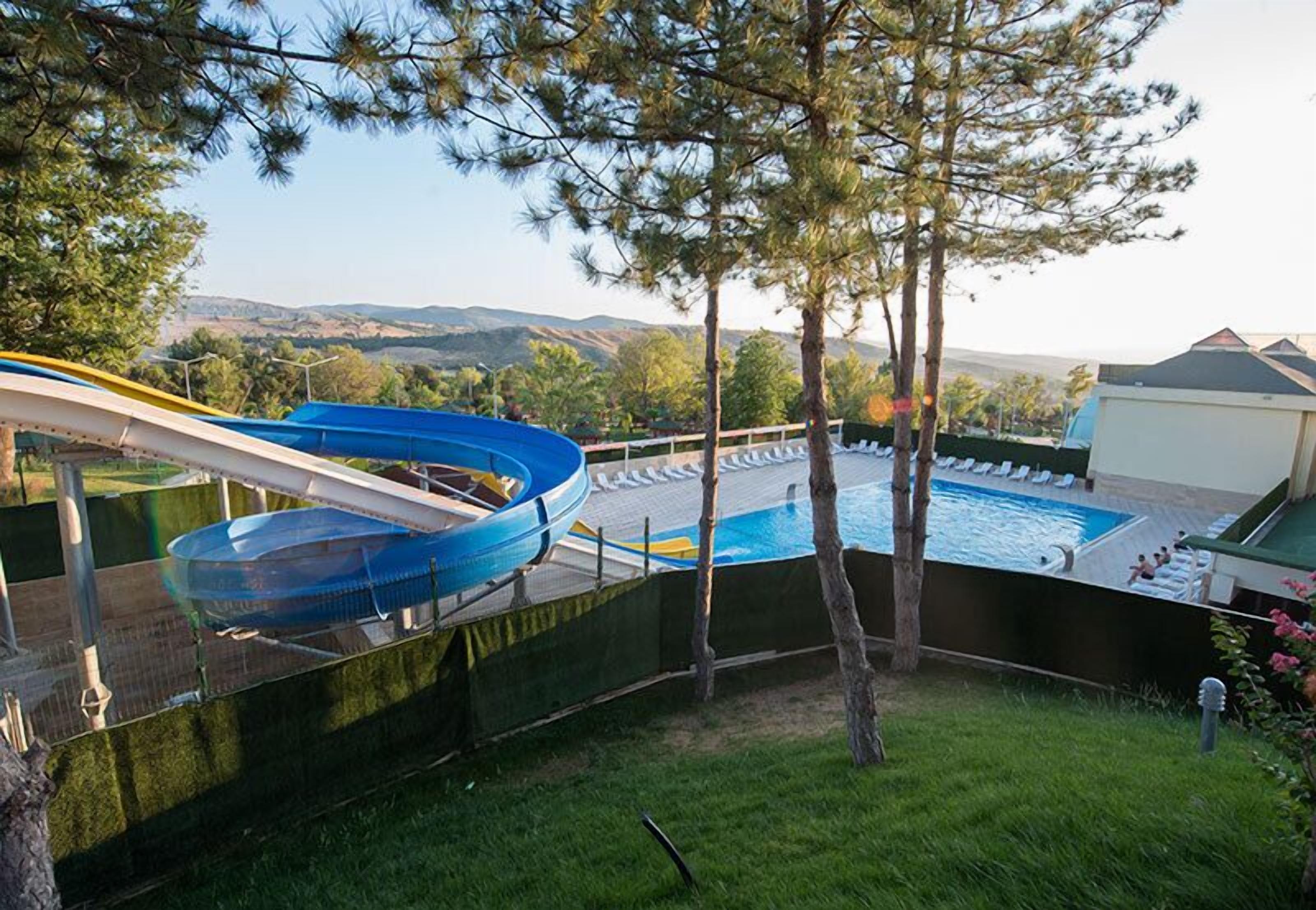 4 indoor pools, 2 outdoor pools