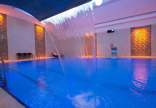 4 indoor pools, 2 outdoor pools