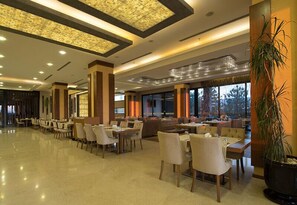 2 restaurants, breakfast served