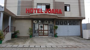 A building with a sign reading "HOTEL JOANA" at the entrance. - Hotel Joana (Douala)