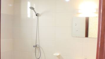 Habitación superior | Baño | Regadera, toallas, jabón, papel de baño