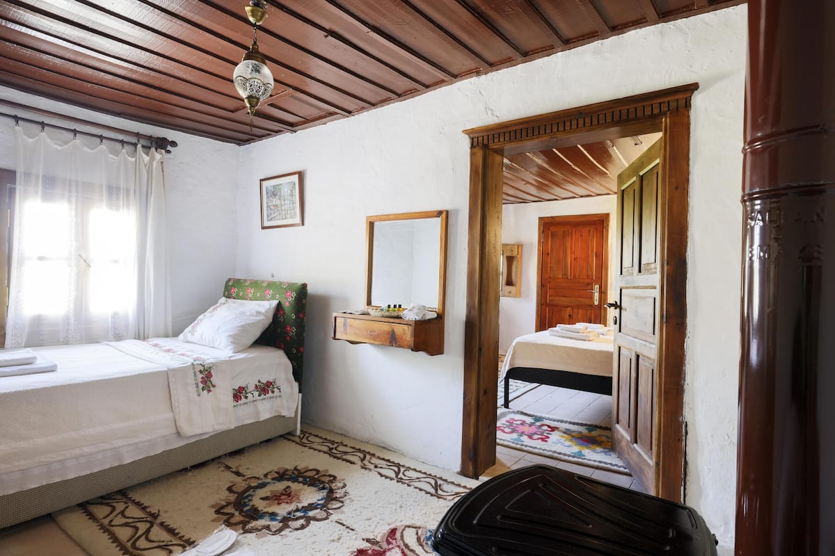 Suite | Premium bedding, desk, blackout drapes, WiFi (free)