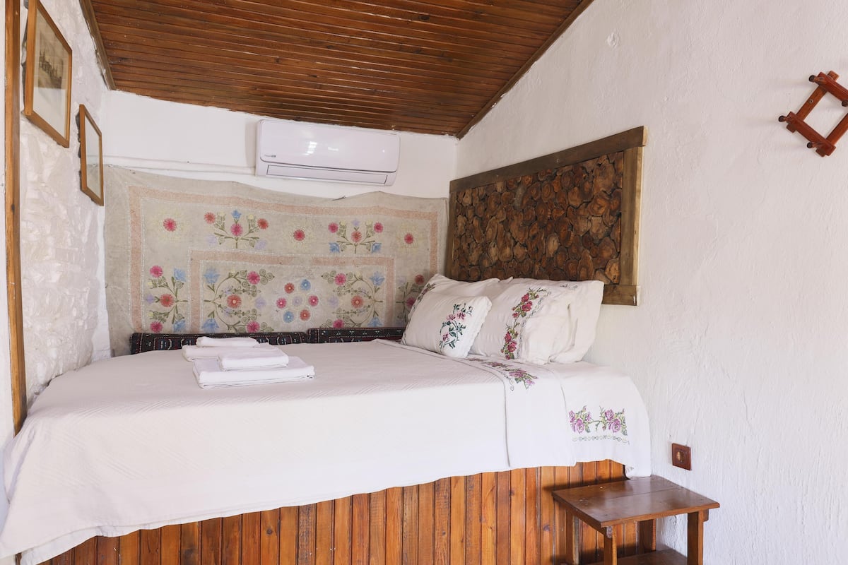 Double Room | Premium bedding, desk, blackout drapes, WiFi (free)