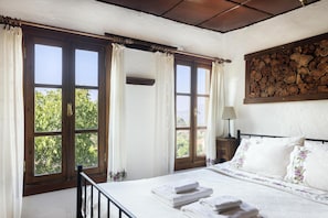 传统独立别墅 | 高档床上用品、特色装修、特色家居、办公桌