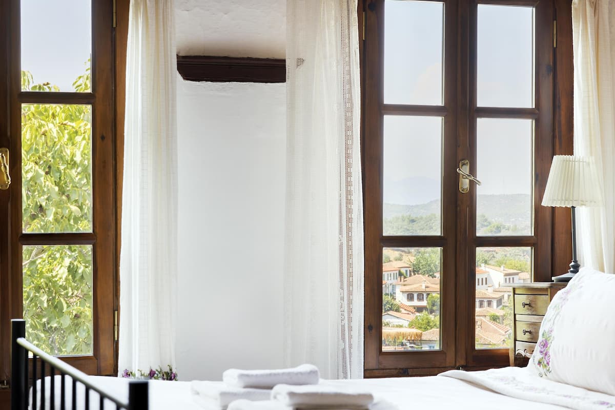 Traditional House | Premium bedding, desk, blackout drapes, WiFi (free)