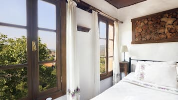 Traditional House | 1 bedroom, premium bedding, individually decorated