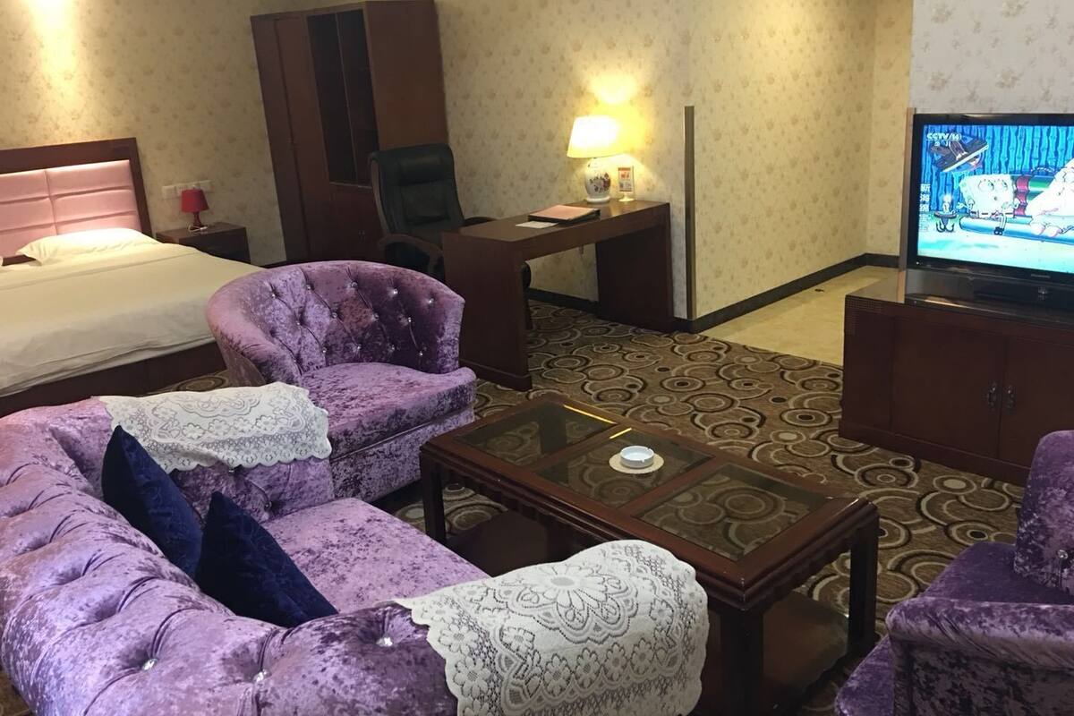 Minibar, in-room safe, desk, iron/ironing board