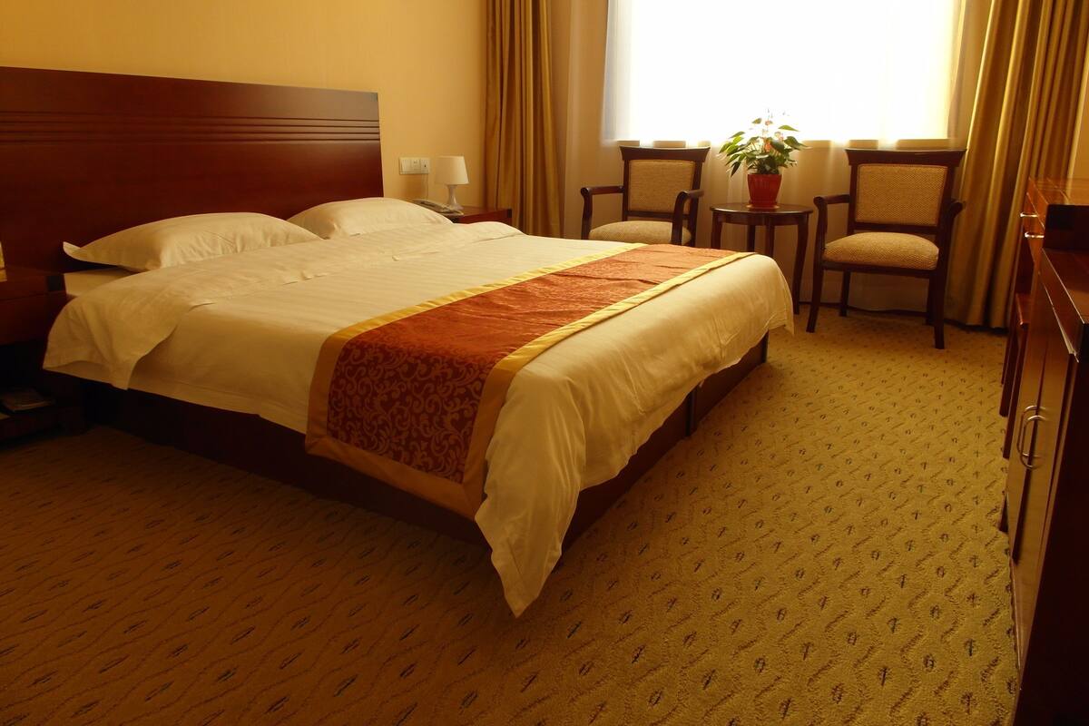 Minibar, in-room safe, desk, iron/ironing board