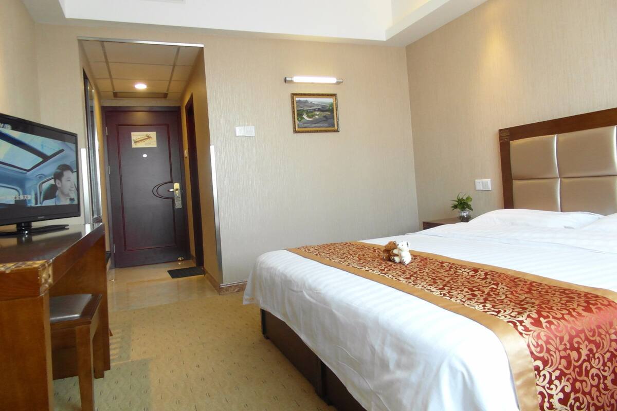 Minibar, in-room safe, desk, iron/ironing board